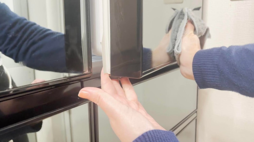 冷蔵庫の取っ手を拭く
