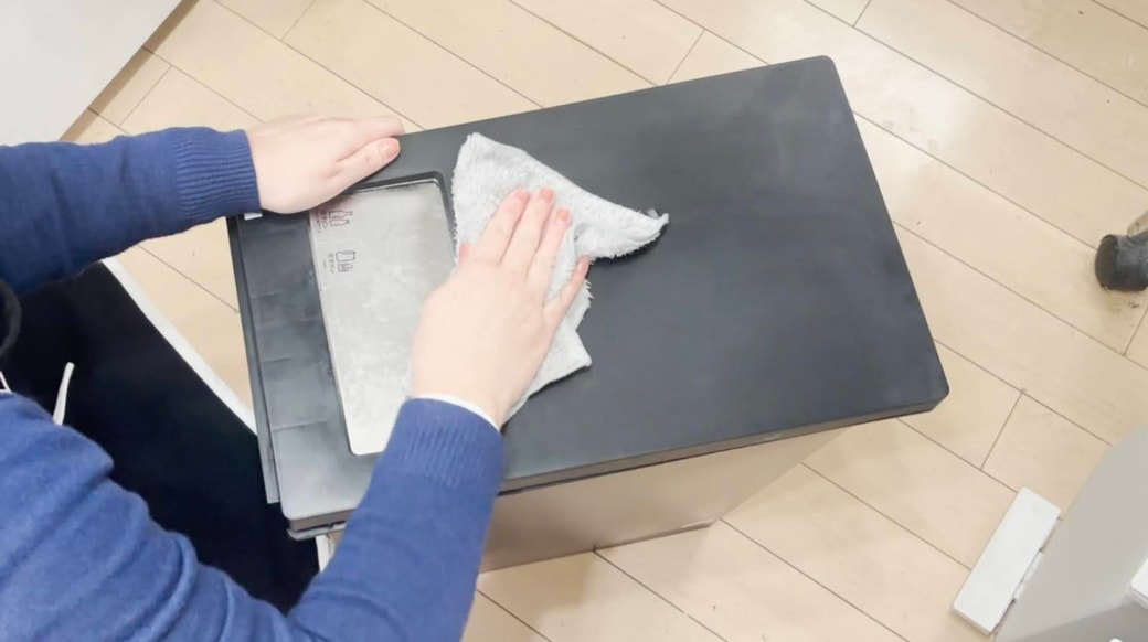 ゴミ箱のフタを拭く