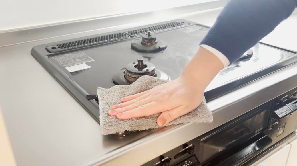 コンロまわりを拭く