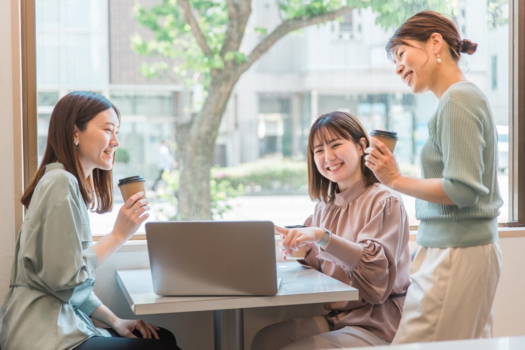会話する女性たち