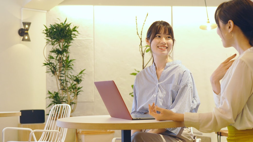 会話する女性