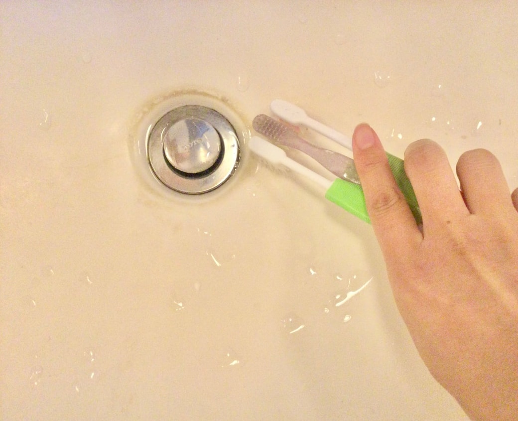 歯ブラシで洗面台の掃除