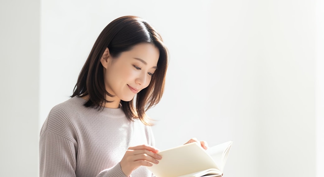 手帳を確認する人