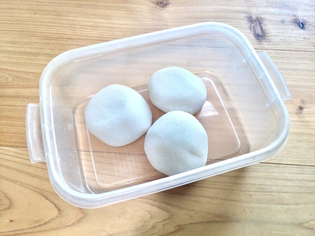 お餅を食品保存容器に入れる