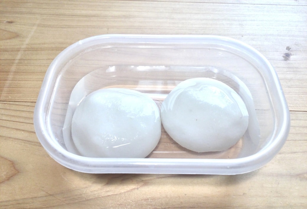 耐熱皿にお餅をいれる