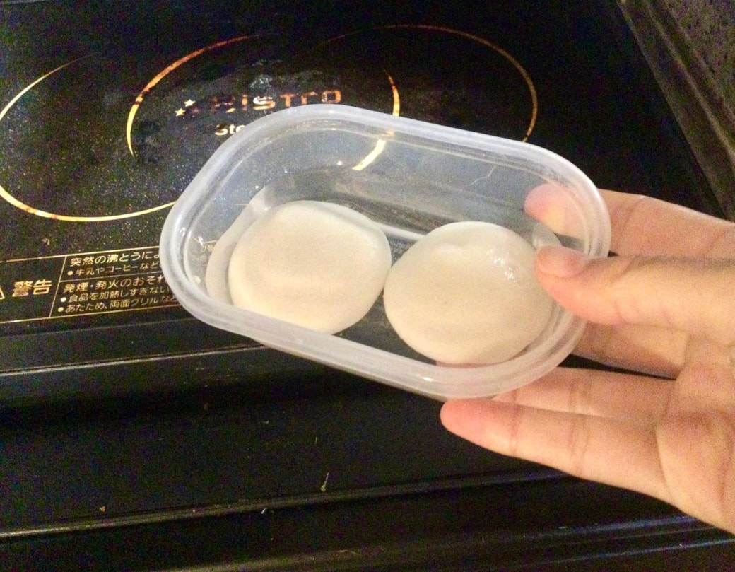 耐熱皿にお餅をいれて加熱する