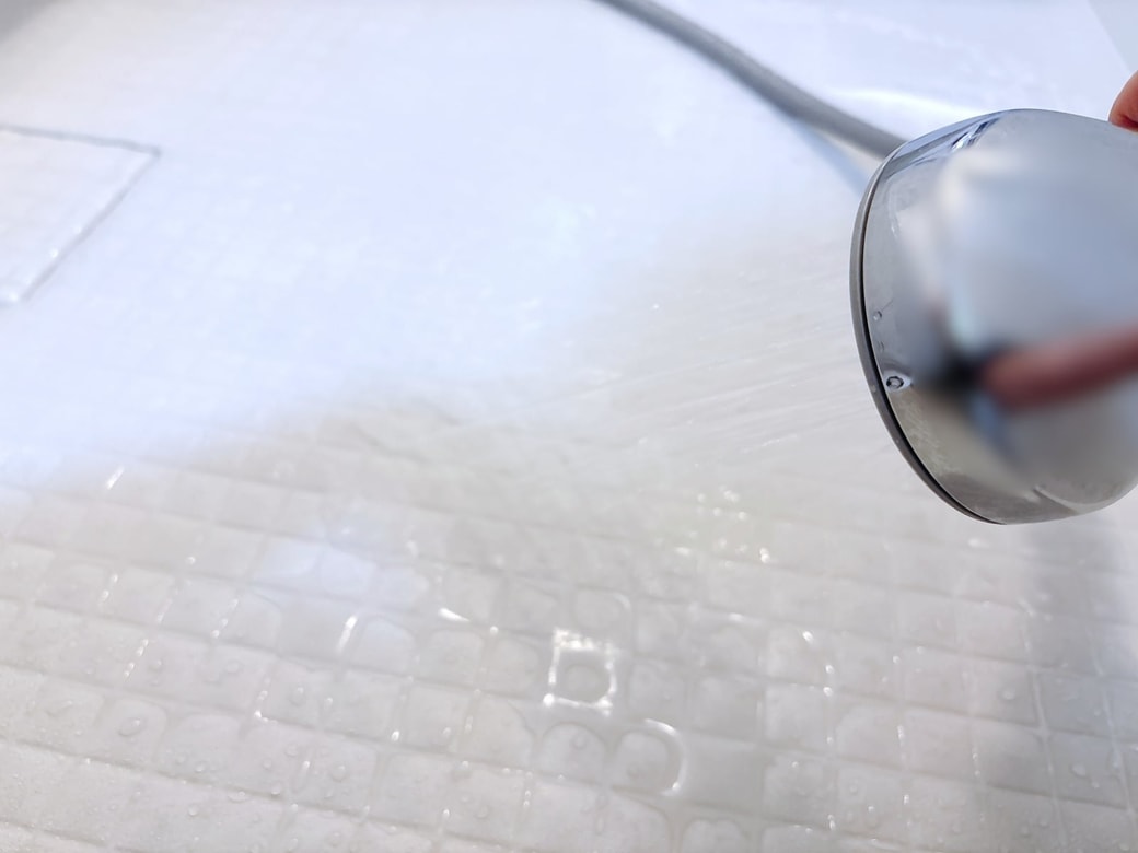 お風呂場の床をシャワーで濡らす