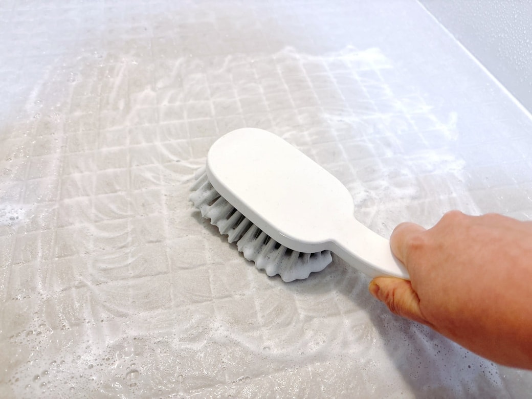 バスブラシで床をこする