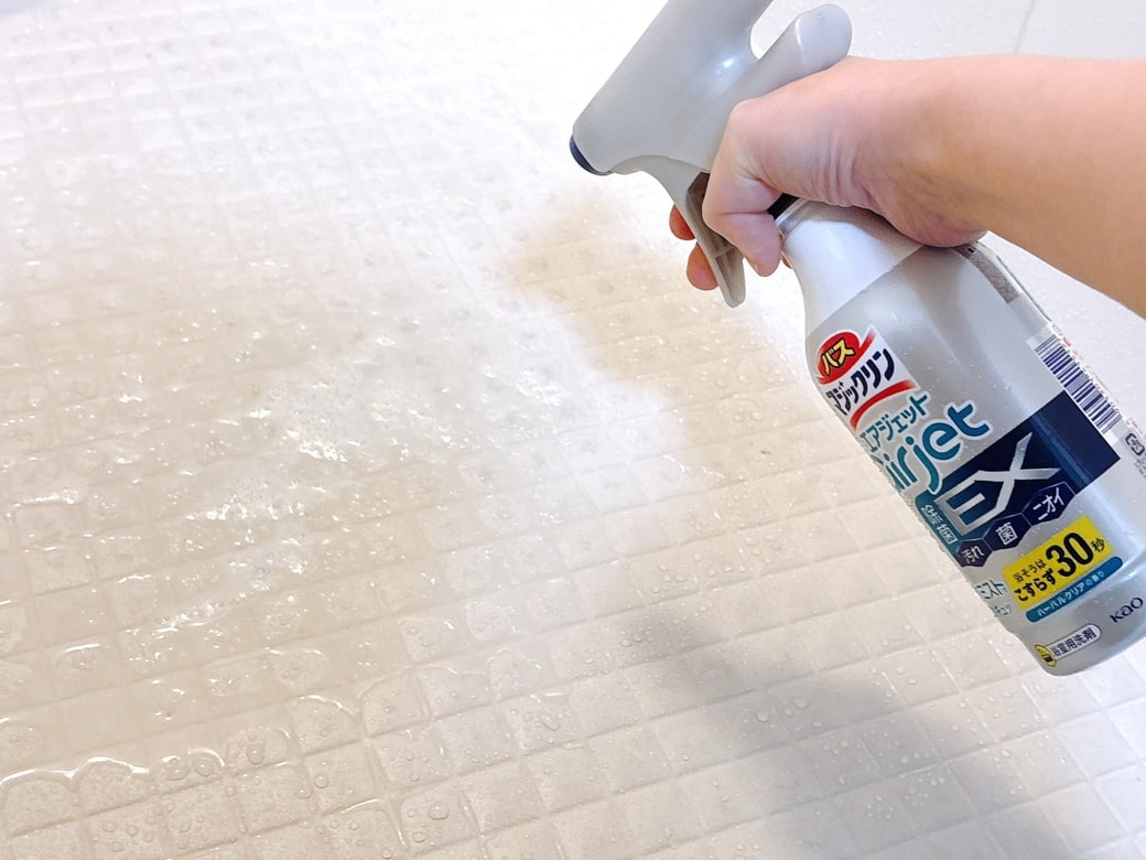 バスマジックリンエアジェットを床にスプレーする