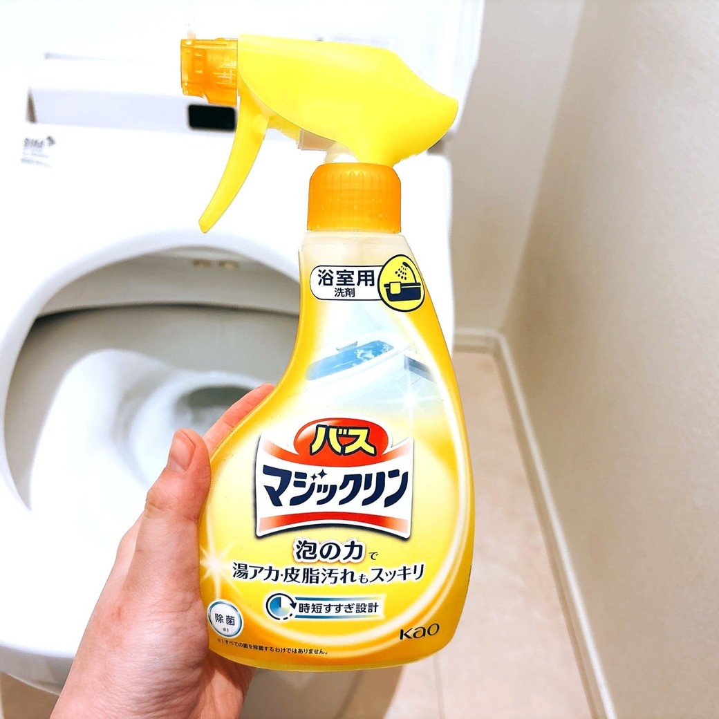 バスマジックリンでトイレの便器を掃除する