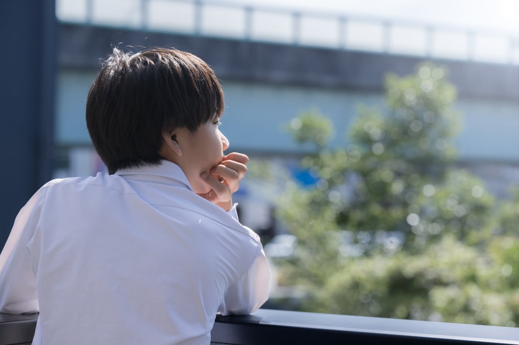 外を見る子ども