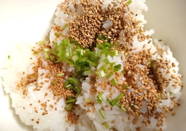 ご飯に他の材料を加える