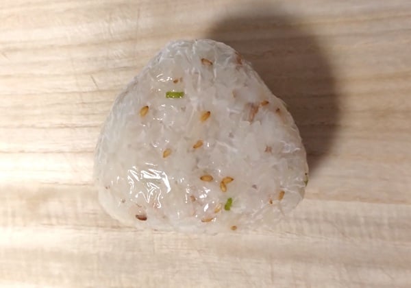 ラップごとおにぎりにする