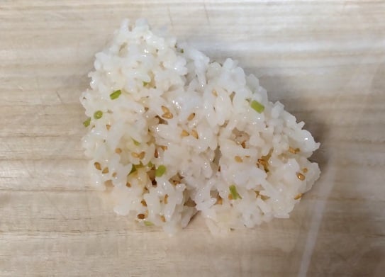 ラップにご飯をのせる