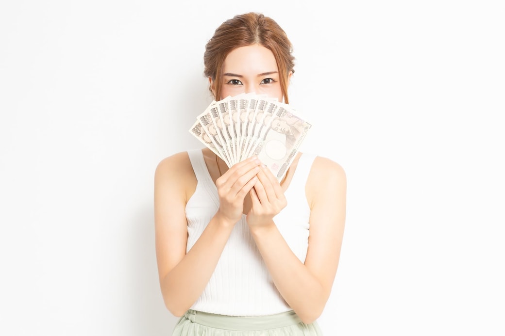 お金を持つ女性