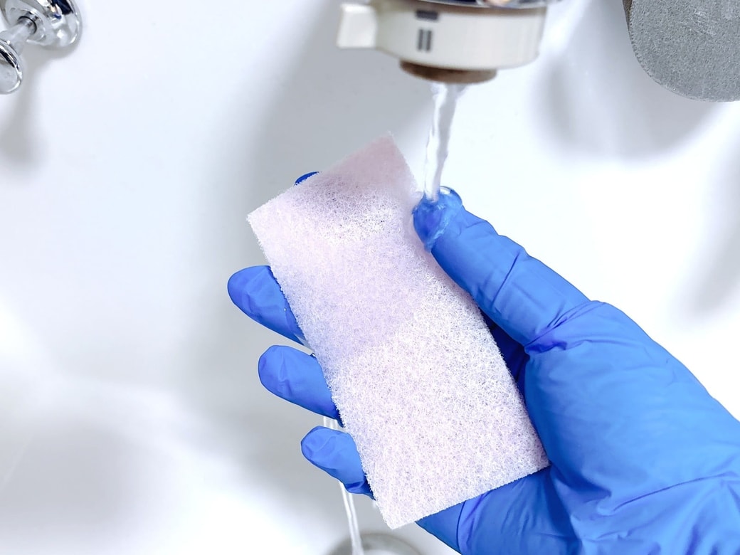 洗剤パッドを水で濡らす