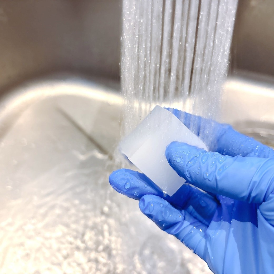 メラミンスポンジをしっかりと水で濡らす