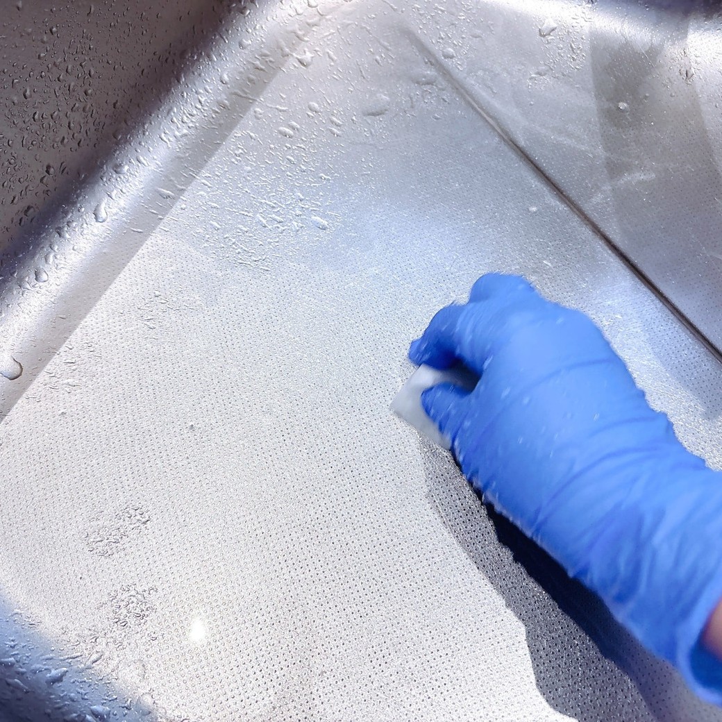 メラミンスポンジでステンレスシンクをくまなくこする