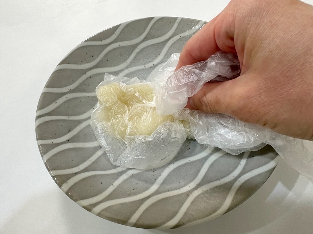 袋の上から軽くもむ