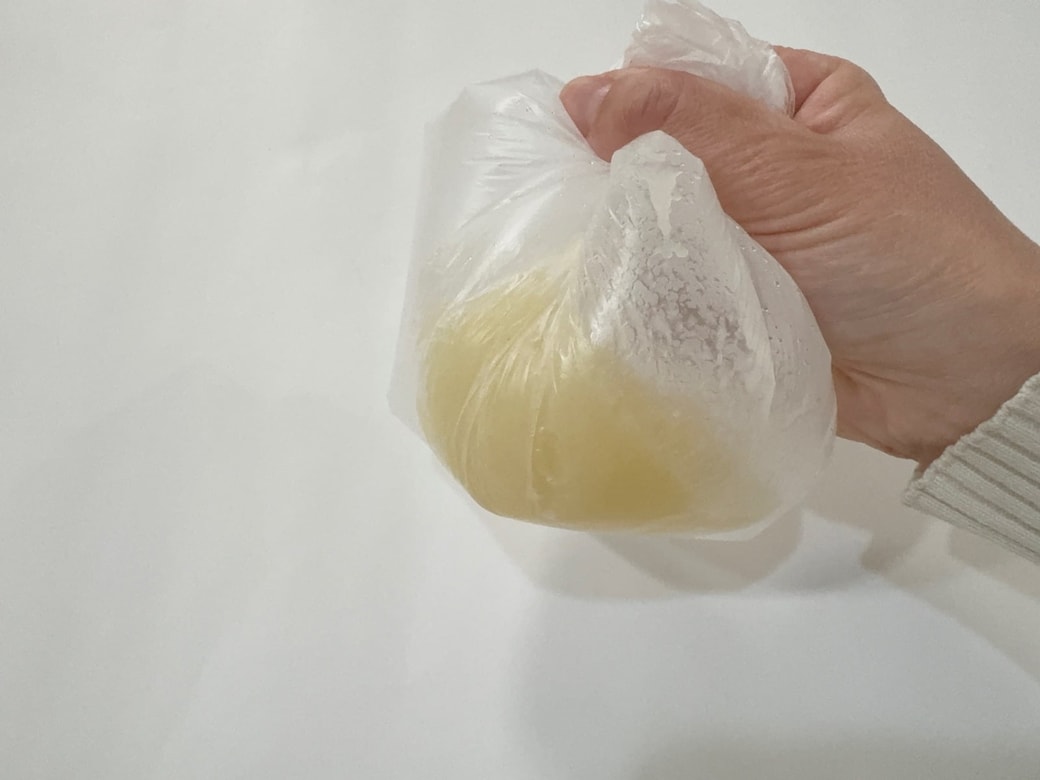 袋に空気を入れて振る