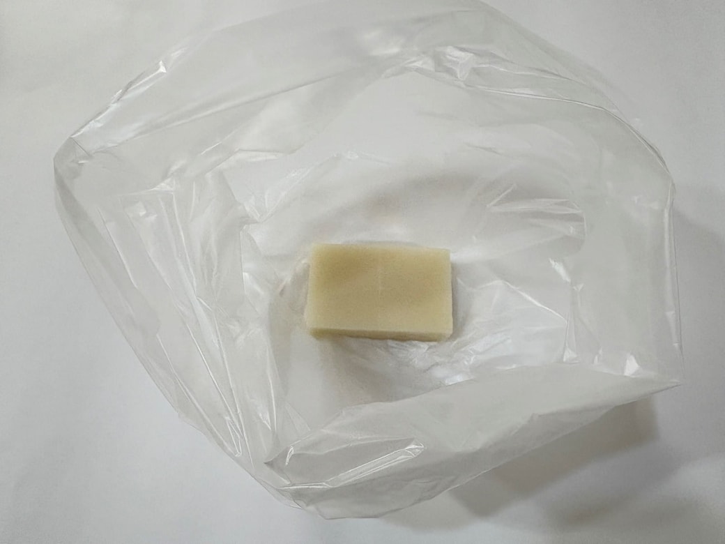 切り餅を軽く水で濡らしてアイラップに入れる