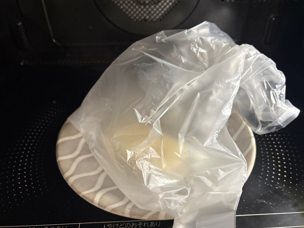 耐熱皿にのせて電子レンジで加熱する