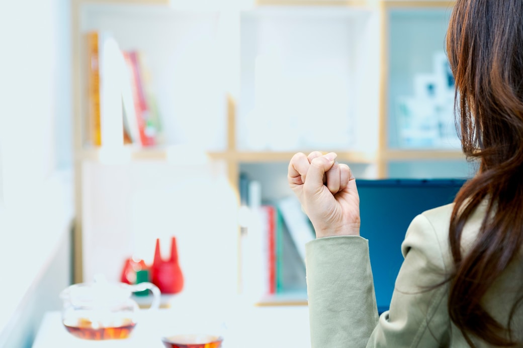 ガッツポーズをする女性