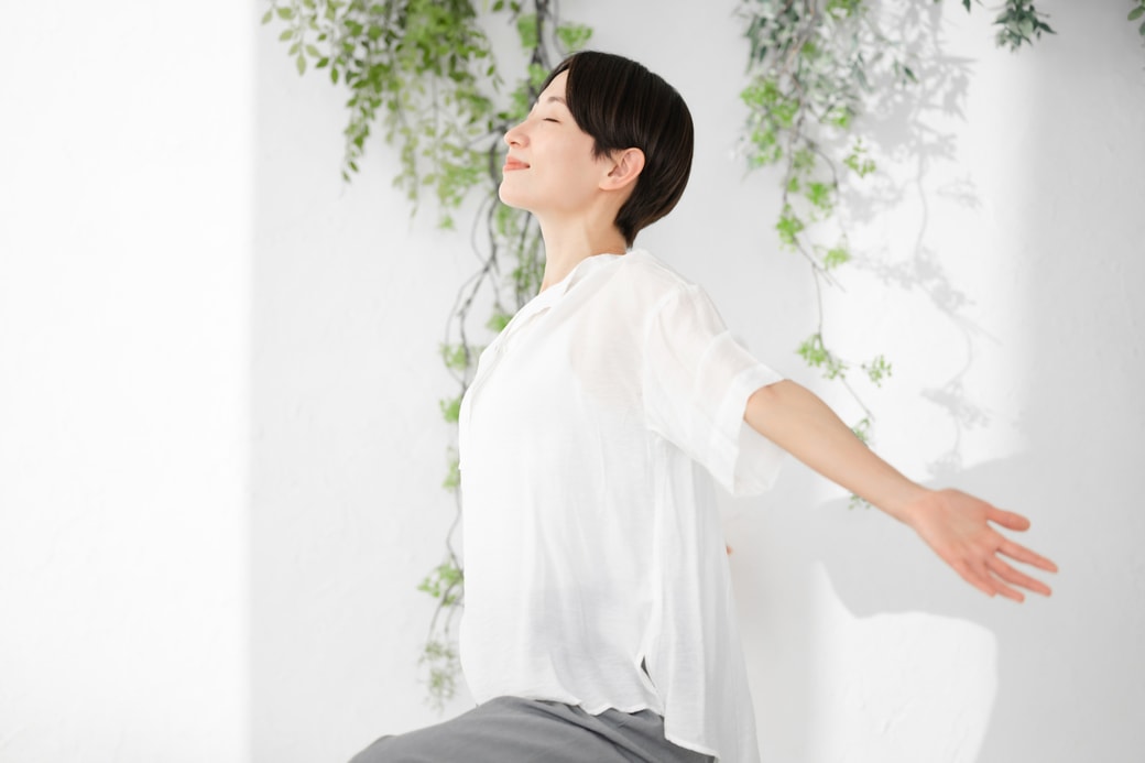 深呼吸をする女性