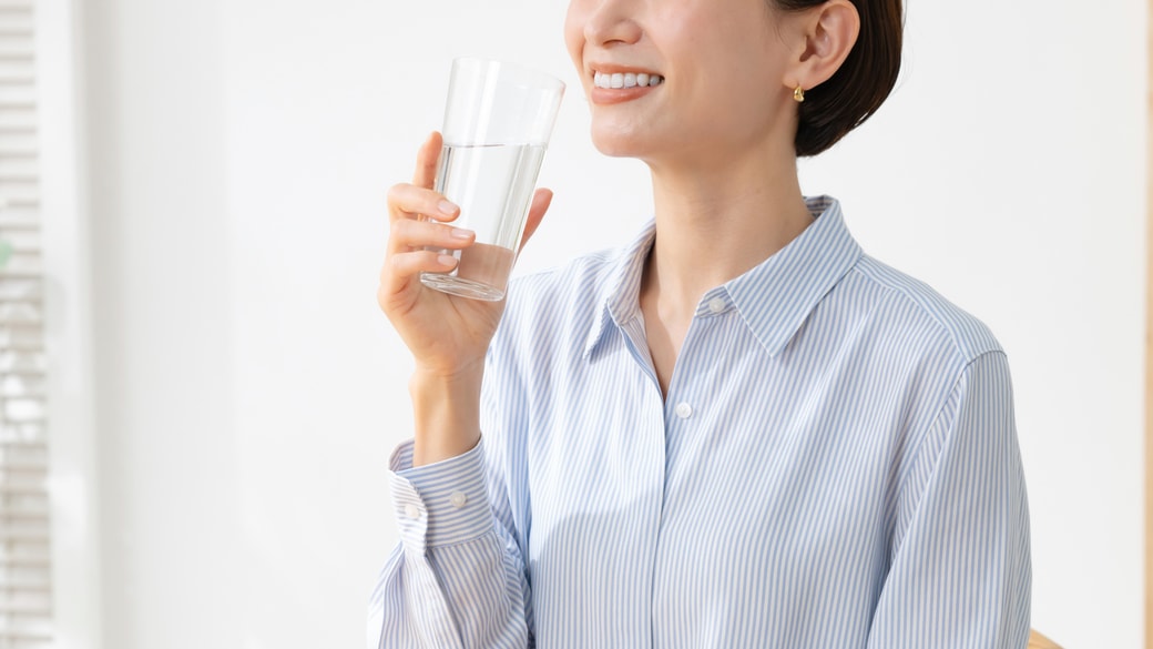 水を飲む女性