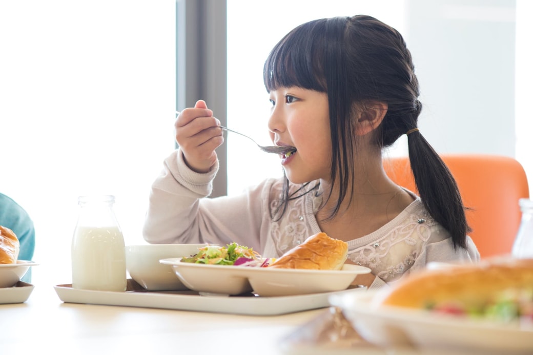 食事をする子ども