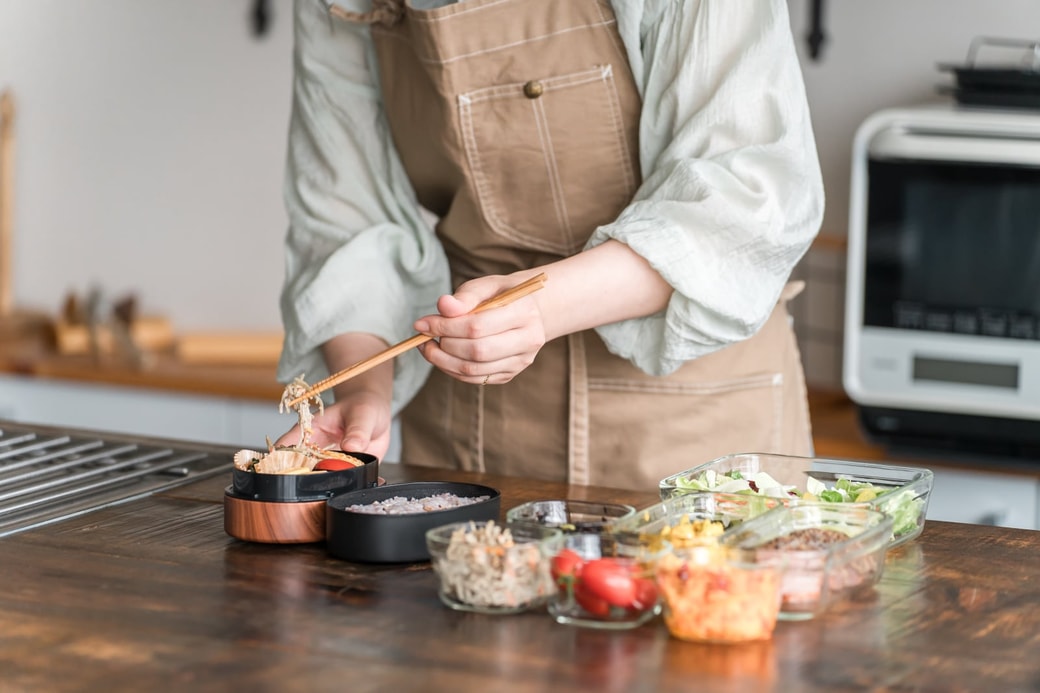 お弁当を作る女性
