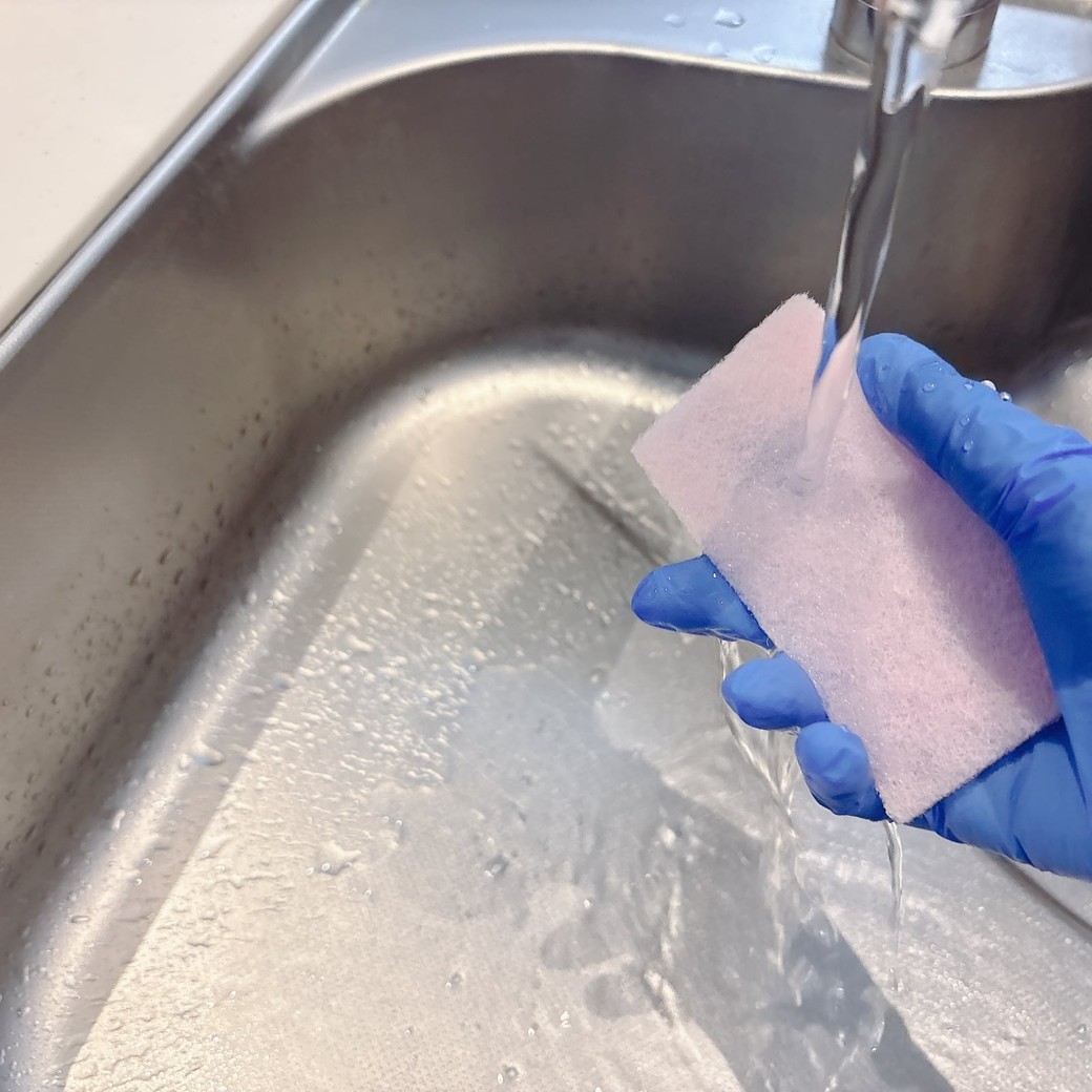 洗剤パッドを軽く水で濡らす