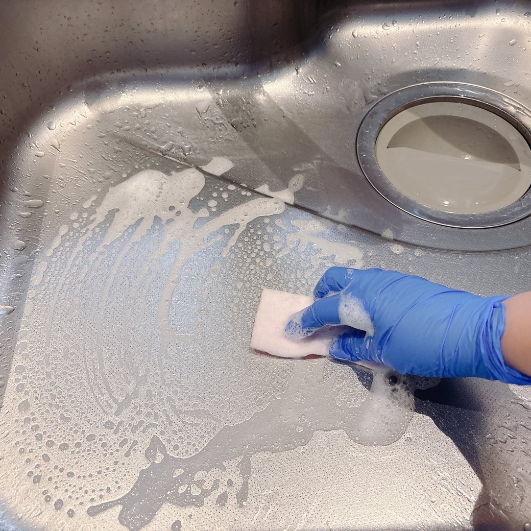 シンク全体をこすり洗いする