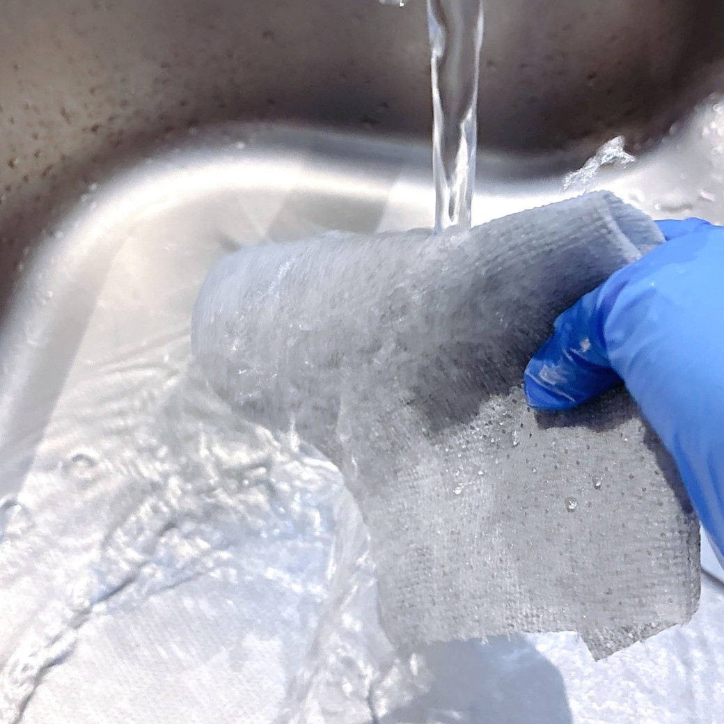 シートを軽く水で濡らす