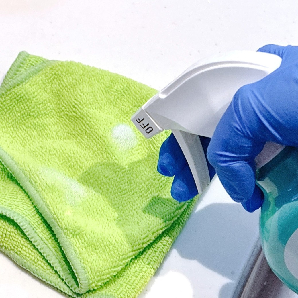 布にウタマロクリーナーをスプレーする