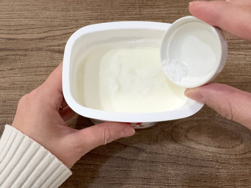 ヨーグルトに塩を加えて混ぜ合わせる