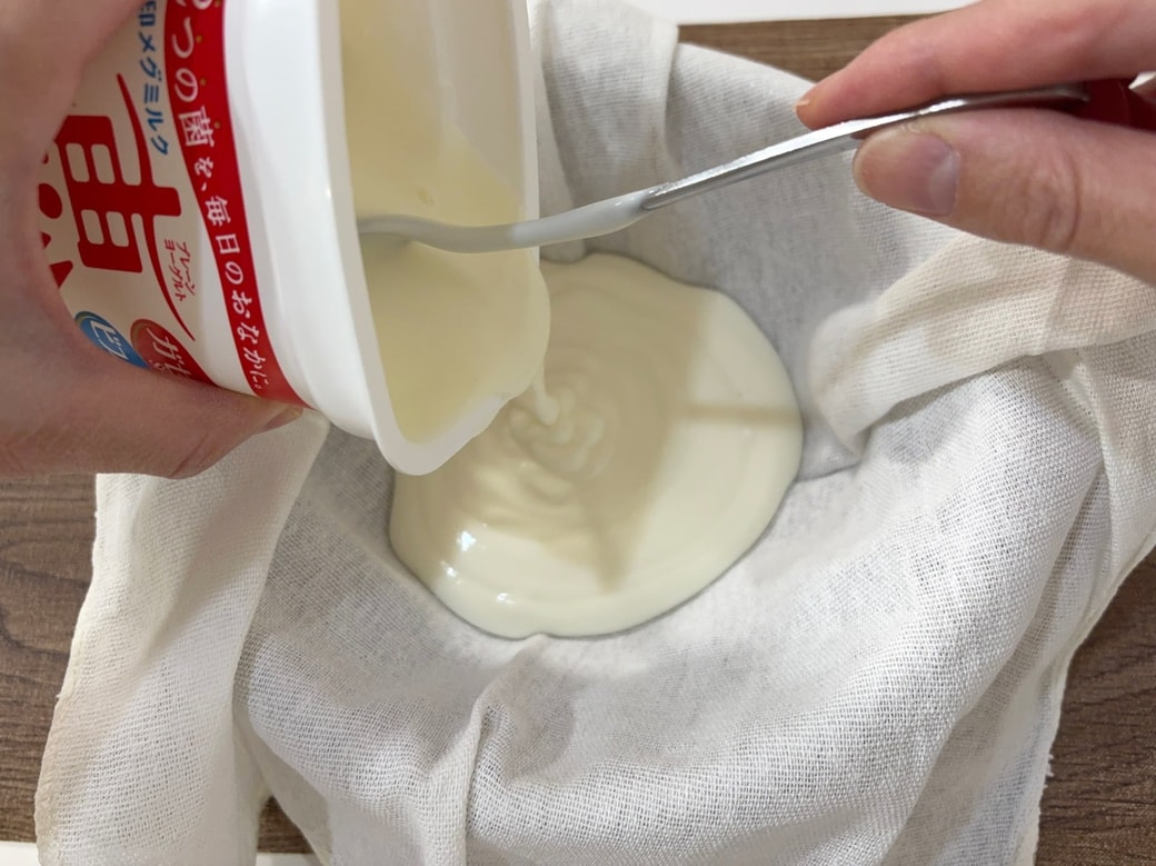 ボウルの上にザルを重ね、その上に手ぬぐいを広げて流し入れる