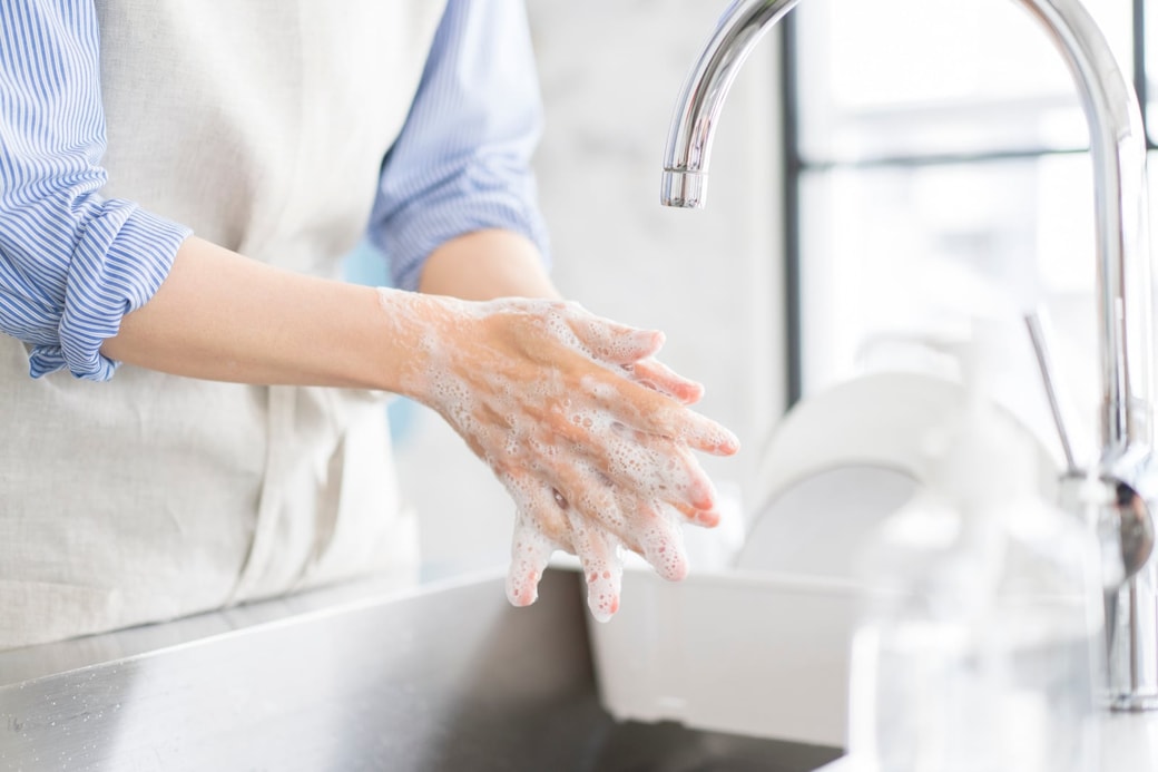 手を洗う女性