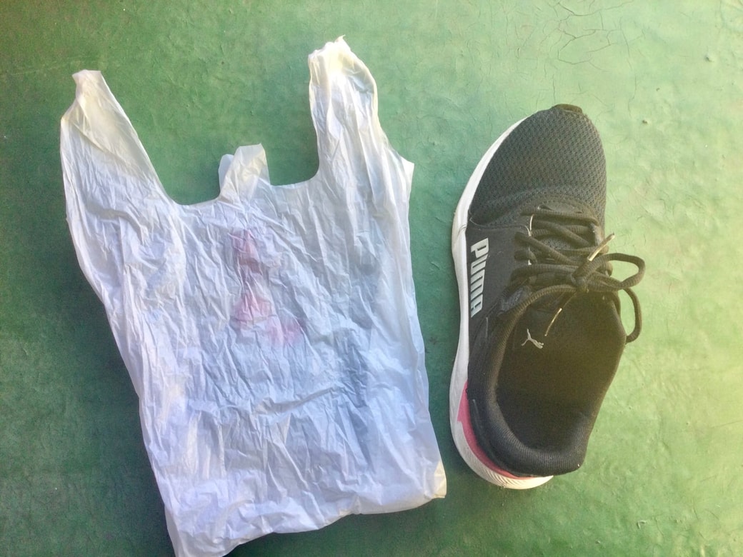 ビニール袋と靴
