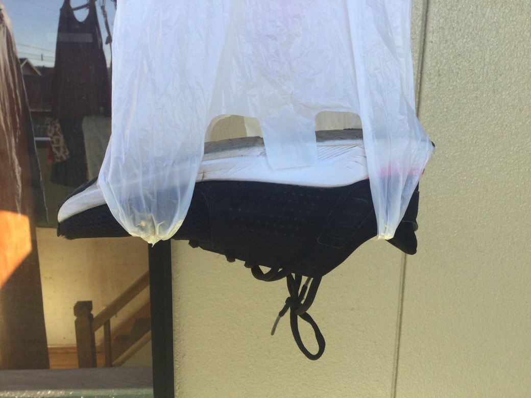 靴を吊り下げて干す