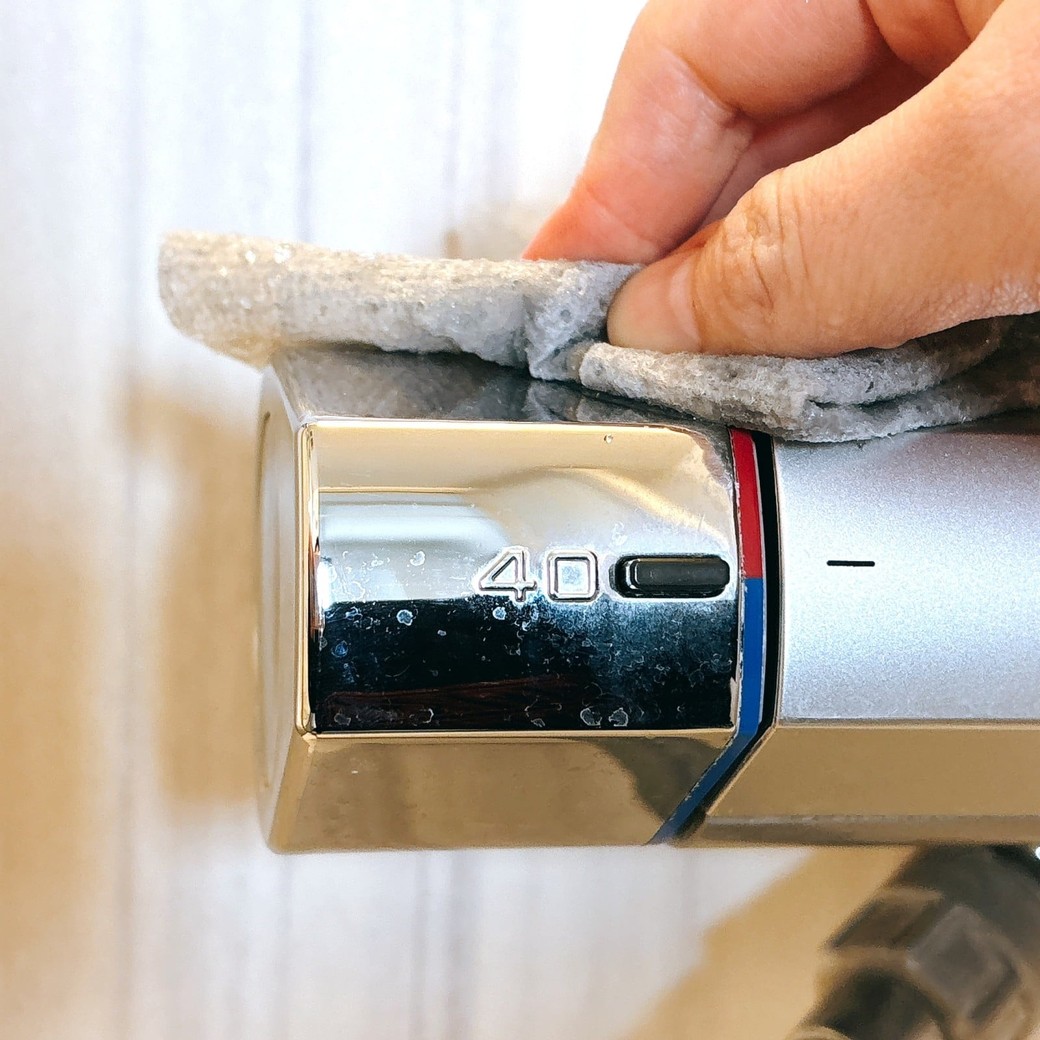 水栓を掃除シートでこする