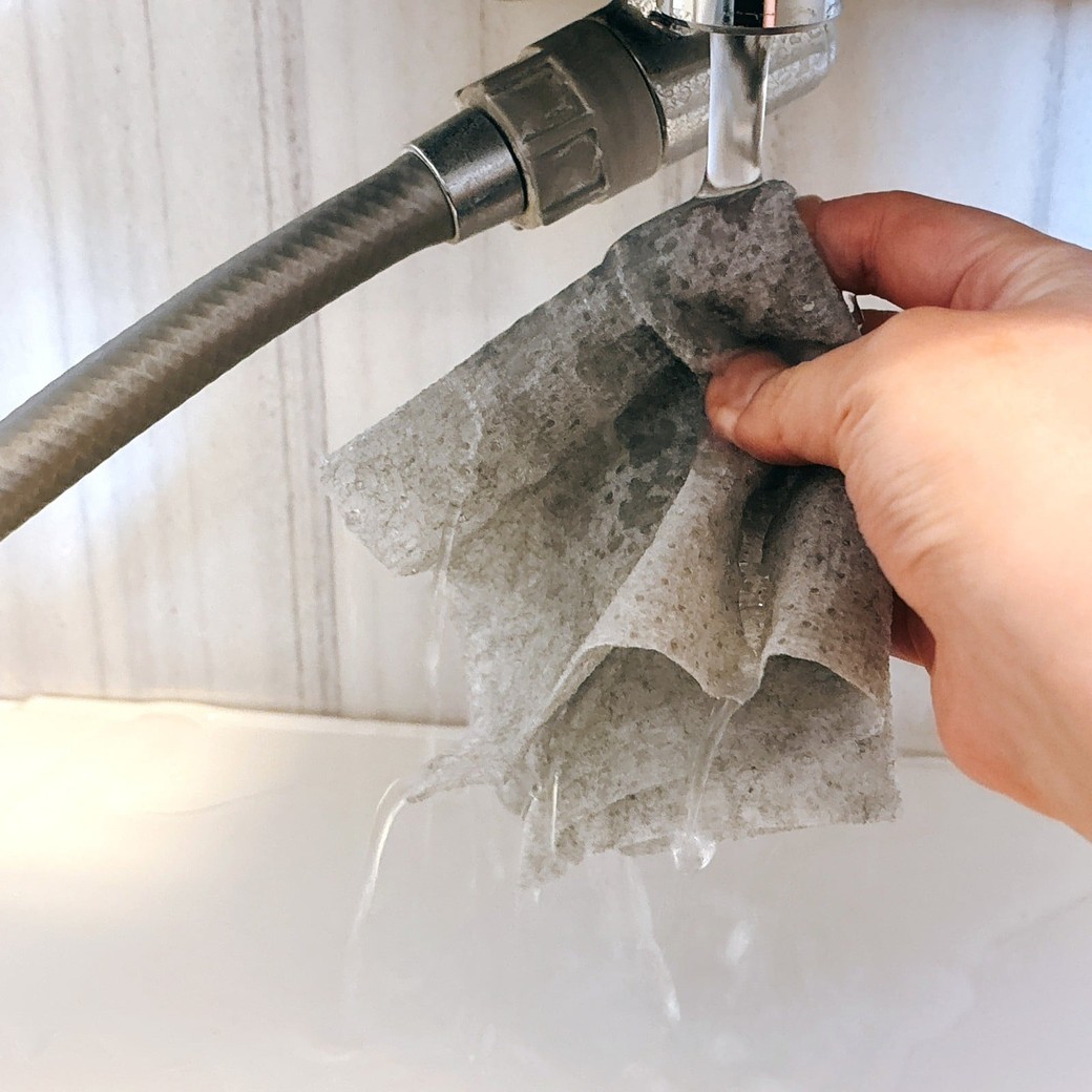 シートを水で濡らす