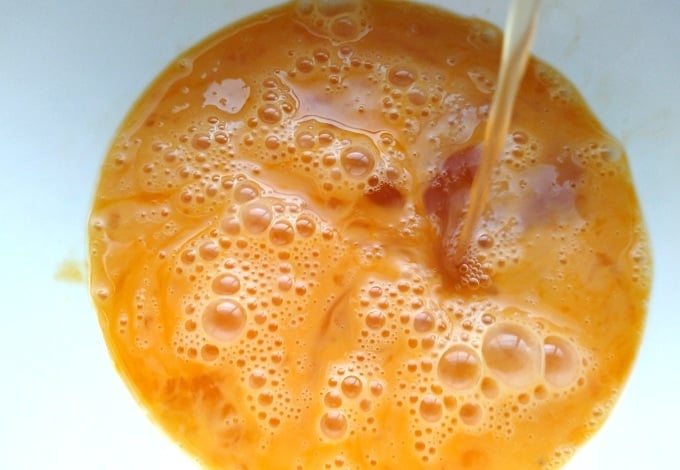 卵液におでんの素を溶かした水を加える