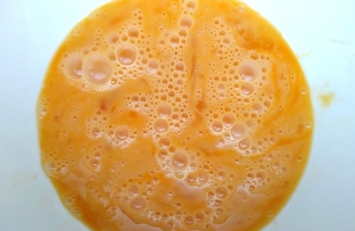 卵を溶きほぐす