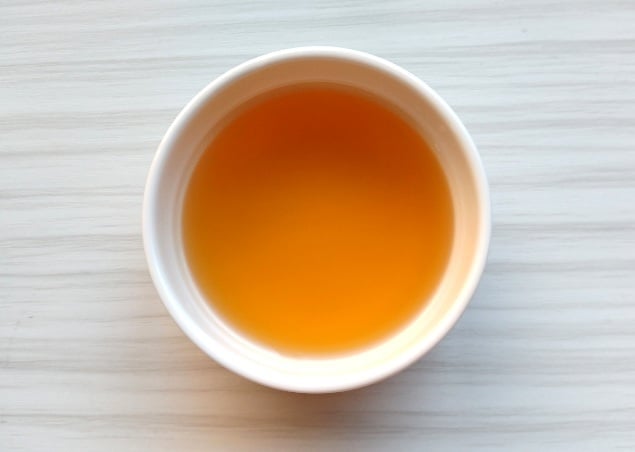 おでんの素を水に溶かす