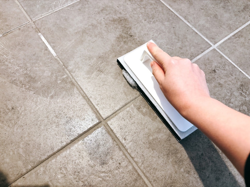 玄関用ブラシで汚れをこする