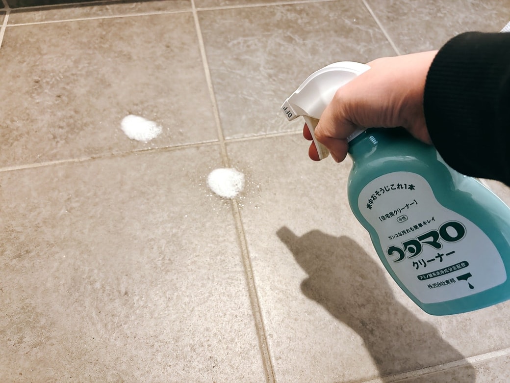 ウタマロクリーナーをたたきにスプレーする