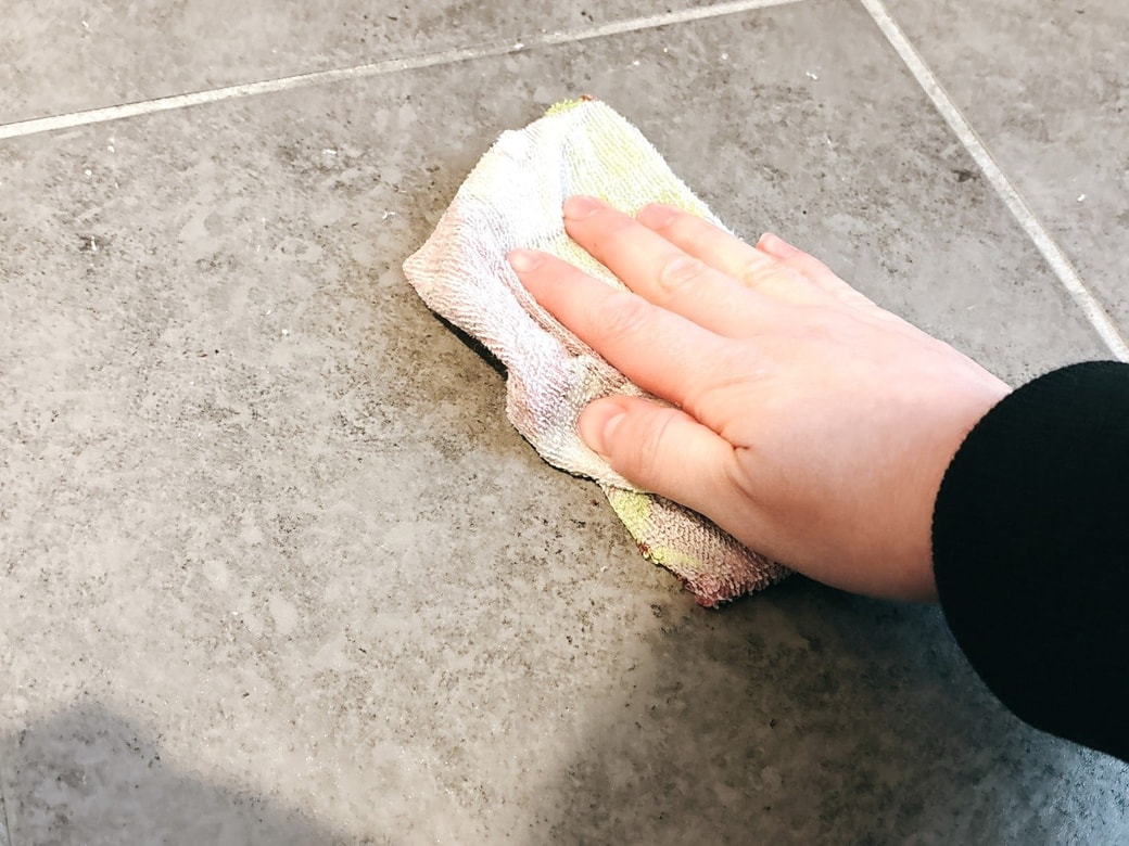 水拭きで仕上げる