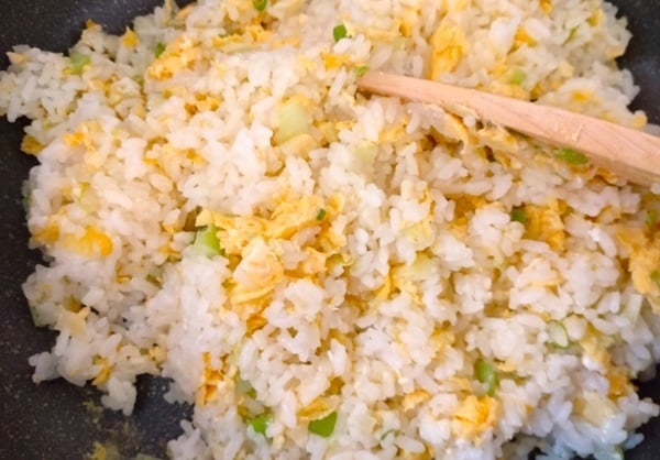 ご飯を炒め合わせる