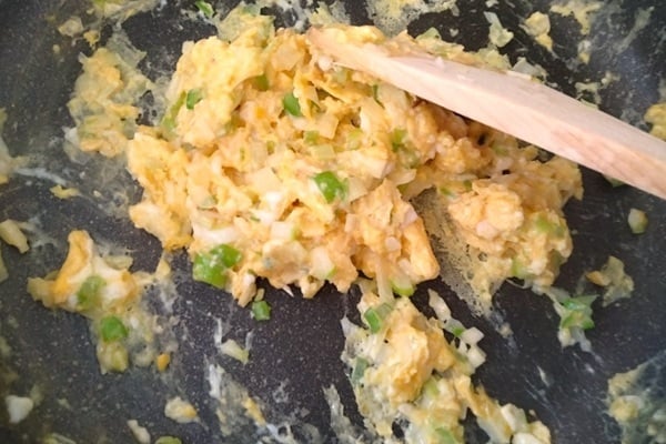 卵が半熟になるまで炒める